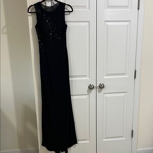 Classic Black Sleeveless Evening Dress with Sequin Detail